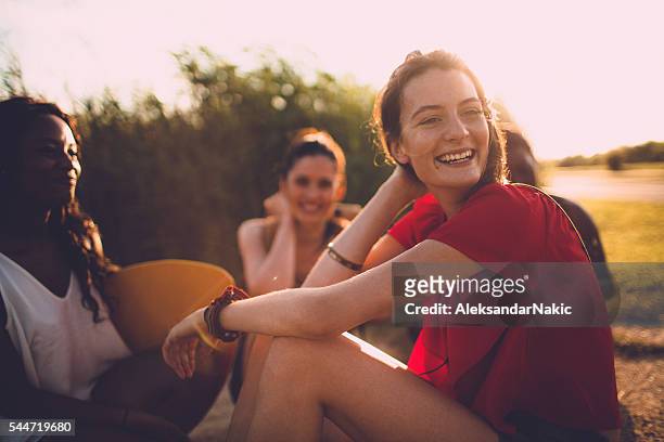 sunny days are for friends and fun - vriendin stockfoto's en -beelden