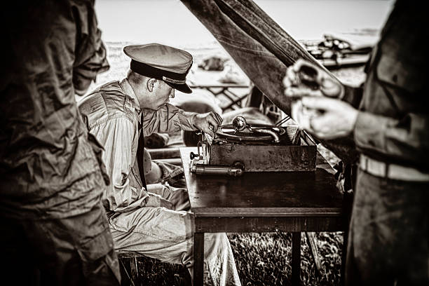 oficial naval disfrutando de la música en su fonógrafo vintage - segunda guerra mundial fotografías e imágenes de stock