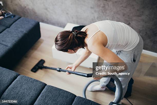 mädchen tun hause arbeiten - vacuum cleaner stock-fotos und bilder