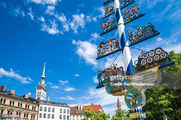 maibaum von münchen - maibaum münchen stock-fotos und bilder