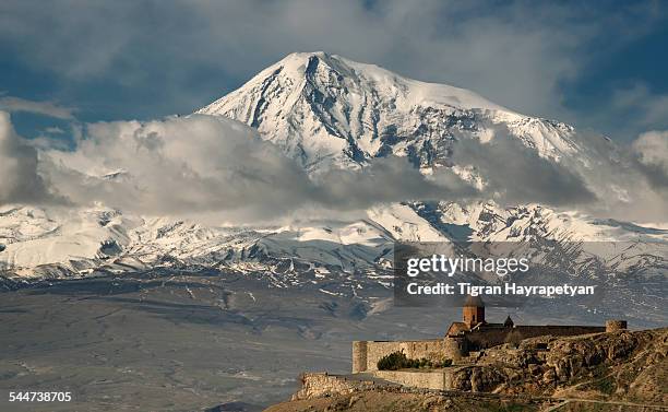 khor virap monastery and mt ararat - armenian genocide stock-fotos und bilder