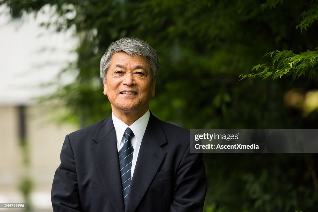 アジアの老人ビジネスエグゼクティブ