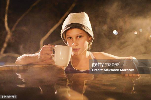 girl sitting in a japanese bath ofuro - girls in hot tub - fotografias e filmes do acervo