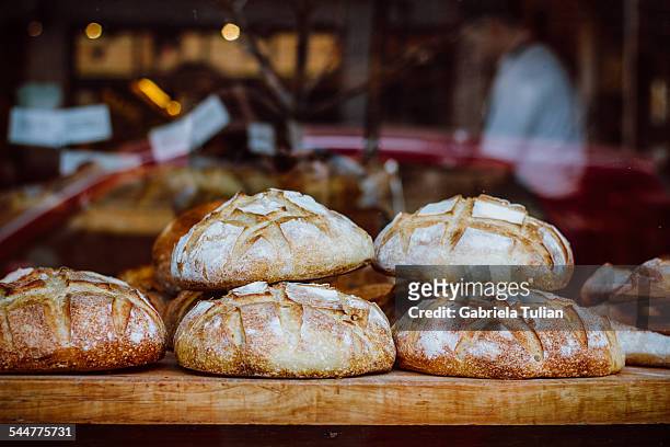 window of bakery with bread - vidriera stock pictures, royalty-free photos & images