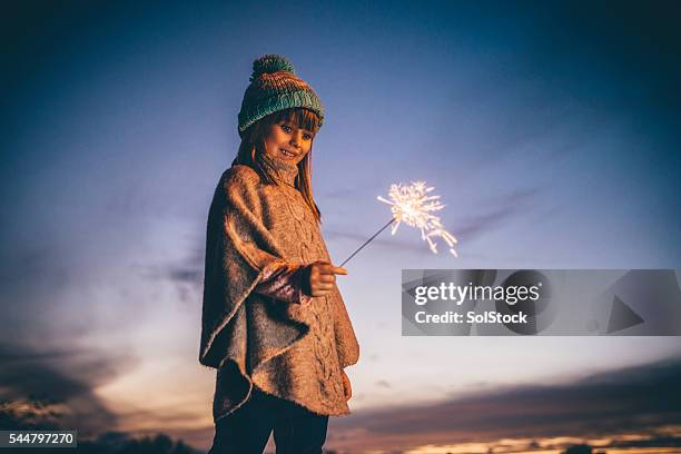 niña jugando con una chispa - guy fawkes day fotografías e imágenes de stock