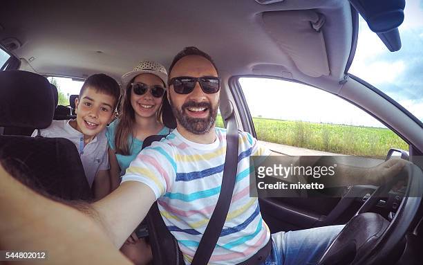 familie selfie im auto - 3 guy friends road trip stock-fotos und bilder