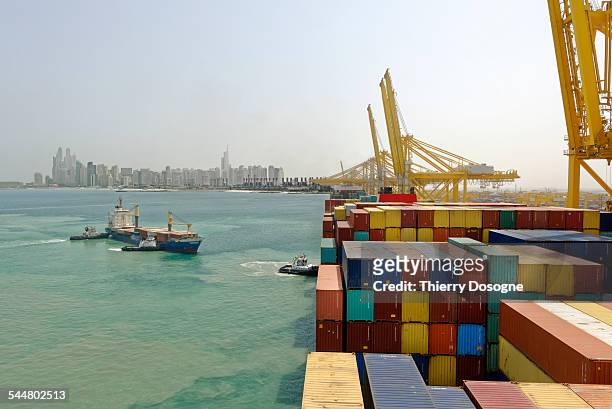 container ship in  dubai - container yard stock pictures, royalty-free photos & images