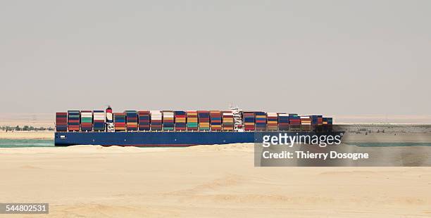 container ship on suez canal. egypt - canal do suez imagens e fotografias de stock
