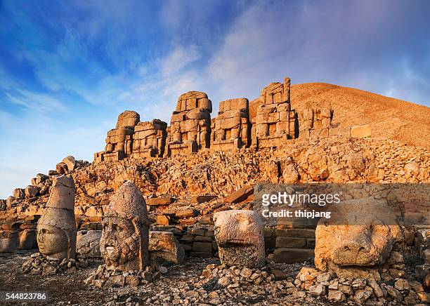 statues around the tomb of commagene king antochus i on the top of mount nemrut, near adıyaman, turkey, asia - sand sculpture stockfoto's en -beelden