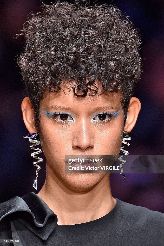 Atelier Versace : Runway - Paris Fashion Week - Haute Couture Fall/Winter 2016-2017