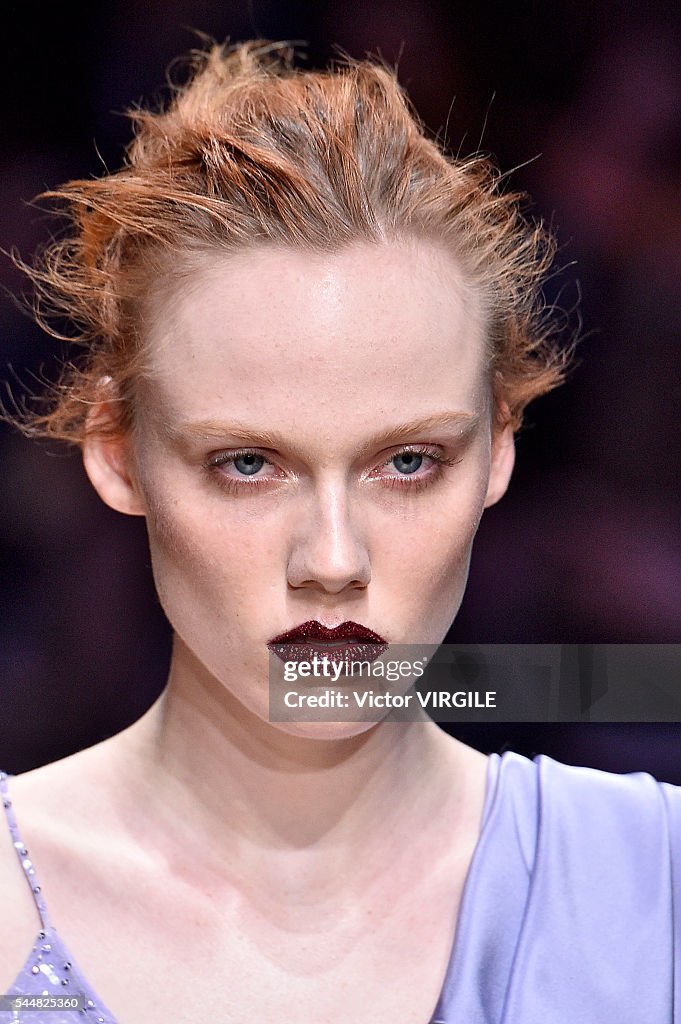 Atelier Versace : Runway - Paris Fashion Week - Haute Couture Fall/Winter 2016-2017