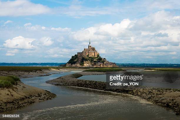 mont-saint-michel, normandy, france - campanario torre imagens e fotografias de stock