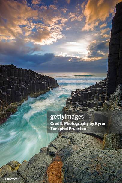 Fingal Rocks Fingals Cave Stock-Fotos und Bilder - Getty Images