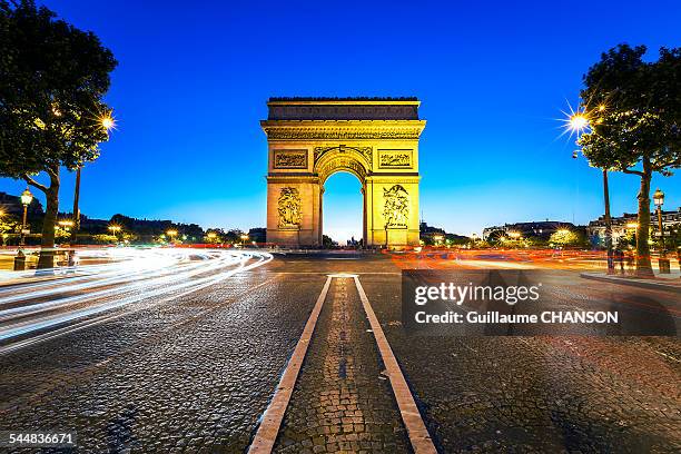 arc de triomphe de l'etoile et champs elysees - champs elysees stock pictures, royalty-free photos & images
