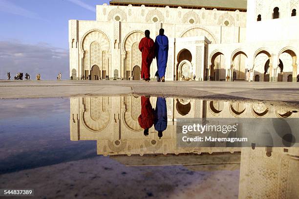 the big mosque, reflections - モロッコ カサブランカ ストックフォトと画像