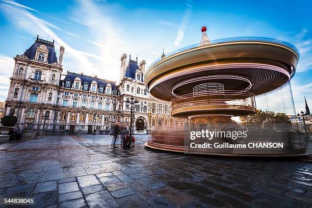 carrousel de l'hôtel de ville de paris - hôtel de ville de paris photos et images de collection