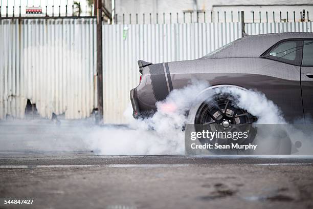 cool car squealing tires in an alley - drag race stock pictures, royalty-free photos & images