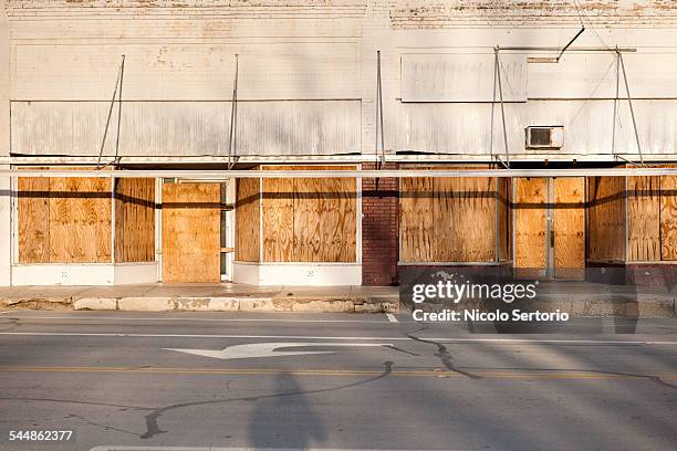 abandoned stores in the southwest - ricoperto di assi foto e immagini stock