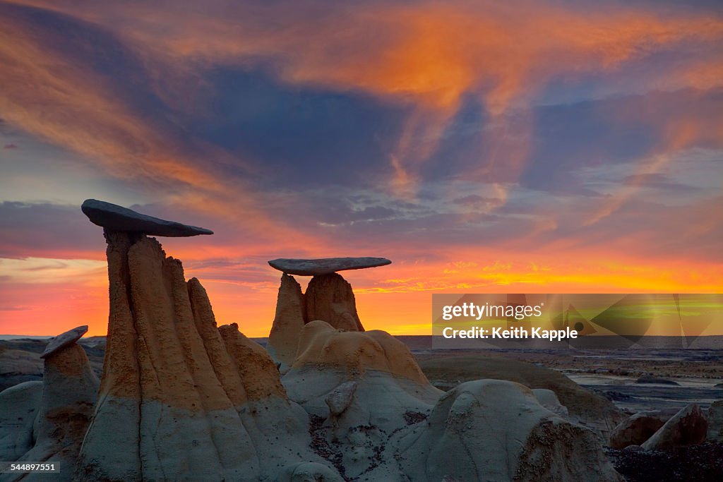 Sunset at The Ah-shi-sle-pah Badlands, New Mexico