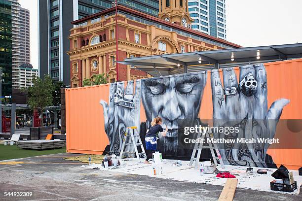 an artist creats a mural on a boxcar. - maorí fotografías e imágenes de stock