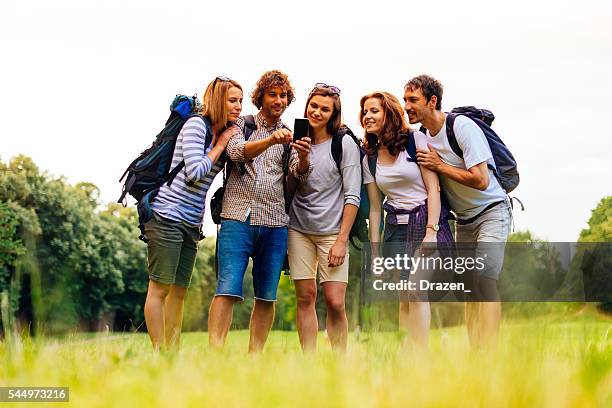 natur entdecker mit gps-karten für bessere oreientation - orientierungslauf landkarte gruppe stock-fotos und bilder