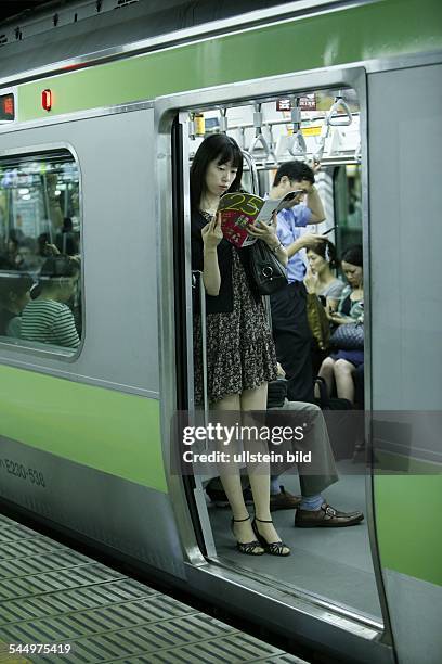 Zwei Maedchen, vermutlich der Lolita-Moderichtung angehoerend, warten auf die letzte Yamanote, Tokyos kreisfoermig fahrende S-Bahn.In Ikebukoro reiht...