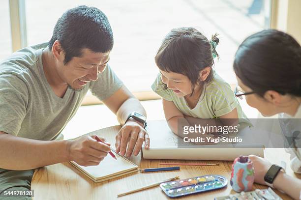 familia jugando juntos en casa - only japanese fotografías e imágenes de stock