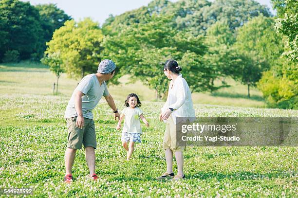 family playing together in park - japan photos 個照片及圖片檔