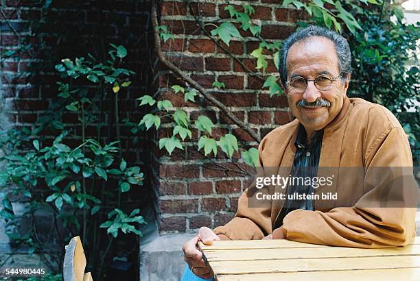Ch Rafek 42 Rafik Schami Stock Photos, High-Res Pictures, and Images - Getty Images