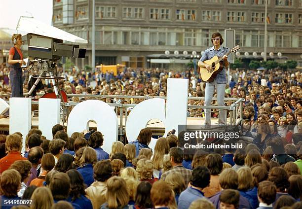 Singer Deam Reed 1,920 Singer Ddr Stock Photos, High-Res Pictures, and Images - Getty Images