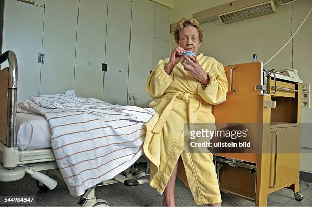 Eine 83 Jahre alte Dame im Krankenhaus mit einem Eisbecher Diabetiker-Eis. Köln, Mai 2008 - S T I C H W O R T E : JOKER0805186, JOKER080501461004,...