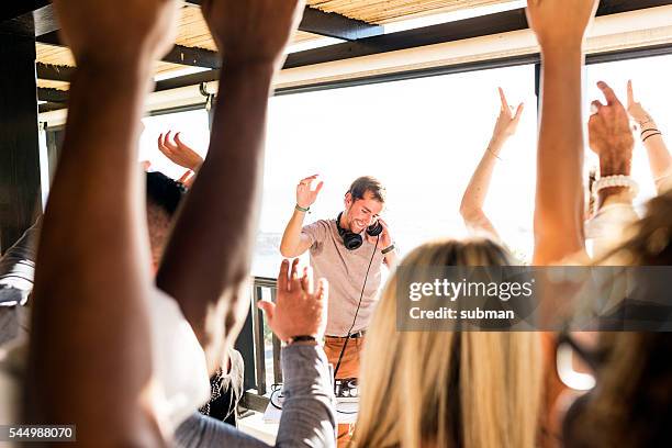 grupo de amigos disfrutando de una fiesta al aire libre - dj de club fotografías e imágenes de stock