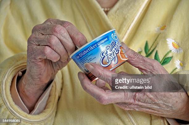 Eine 83 Jahre alte Dame im Krankenhaus mit einem Eisbecher Diabetiker-Eis. Köln, Mai 2008, - S T I C H W O R T E : JOKER0805186, JOKER080501461004,...