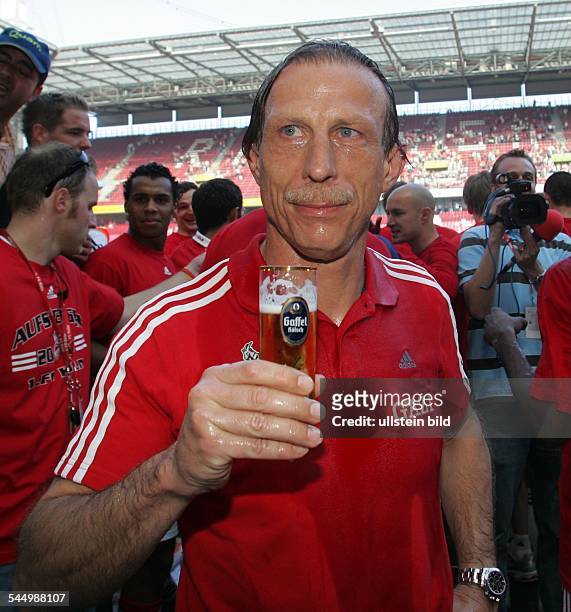 Daum, Christoph - Football, Coach, 1. FC Koeln, Germany - celebrating promotion to the Bundesliga with glass of beer after defeating FSV Mainz