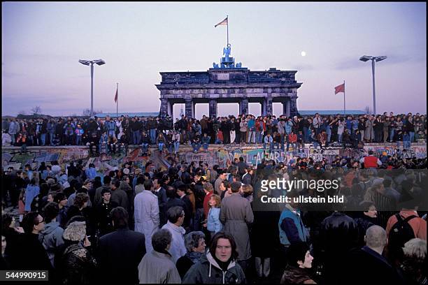 Germany , GDR, Berlin :Fall of the Berlin Wall : The situation at the Brandenburg Gate -