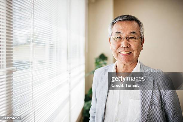 senior japanese man portrait - japanese ol stockfoto's en -beelden