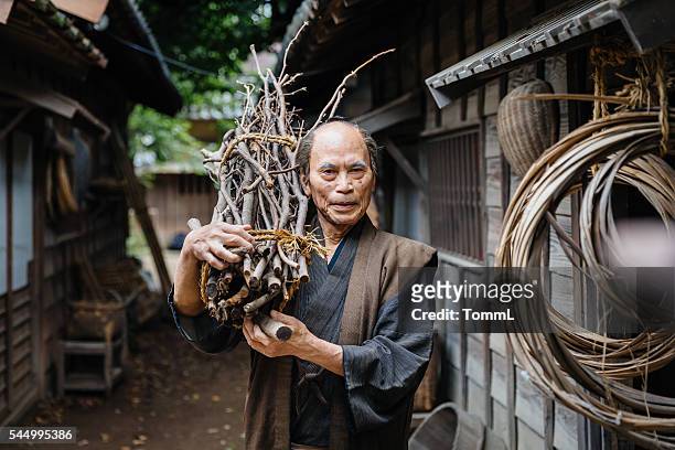 porträt von einem traditionellen japanischen mann im edo-epoche der stadt - topknot stock-fotos und bilder