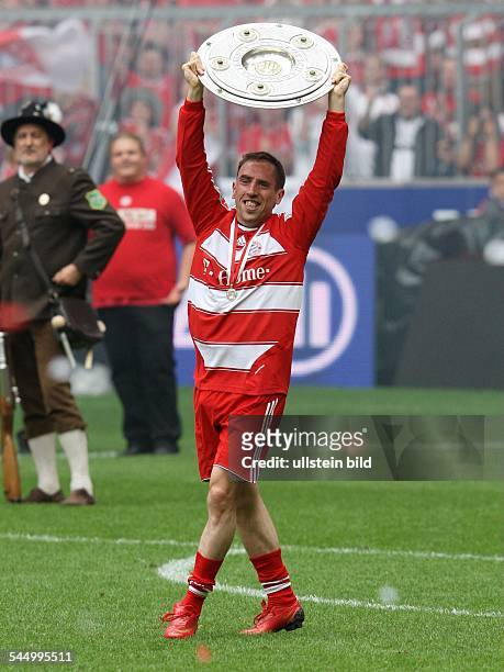 Ribery, Franck - Football, Midfielder, FC Bayern Munich, France - presenting Bundesliga trophy