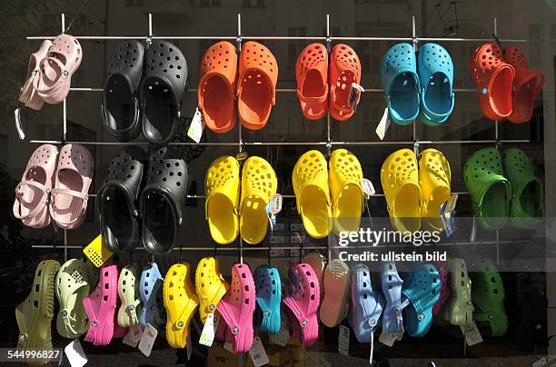 Crocs Plastikschuhe Schuhe Sandalen Schaufenster Farbe Bunt News Photo