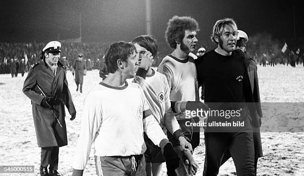 Football Germany, Bundesliga, 1970/1971, Rot-Weiss Oberhausen versus Hertha BSC Berlin 1:1, Niederrhein Stadium, football players f.l.t.r. Dieter...