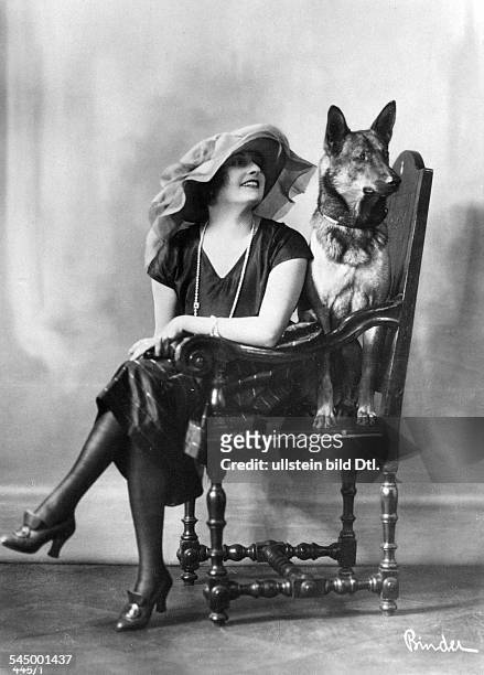 Fern Andra Fern Andra *1893- + Actress, USA in a wooden armchair with German shepherd dog - undated, probably 1910 - Photographer: Atelier Binder -...