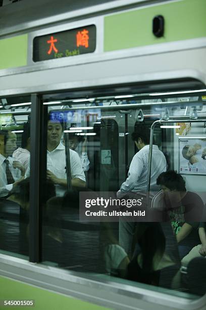 Zwei Maedchen, vermutlich der Lolita-Moderichtung angehoerend, warten auf die letzte Yamanote, Tokyos kreisfoermig fahrende S-Bahn.In Ikebukoro reiht...