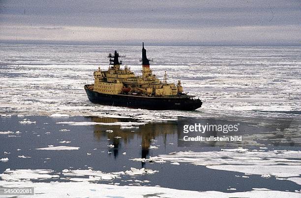 Russischer Eisbrecher "Rossija" imnördlichen Eismeer bei Franz-Josef-Land - 1996