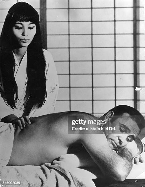 Schauspieler, Grossbritannienmit Akiko Wakabayashi im James Bond Film 'Man lebt nur zweimal'- 1964