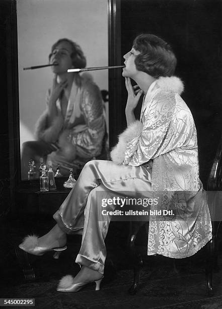 Else Eckersberg *1895-1989+Schauspielerin Dmit Zigarettenspitze in einem eleganten Pyjama mit zartrosa Hose und mattblauer JackeModell: M....
