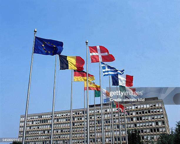 Internationale Fahnen vor demEuropazentrum- 1997