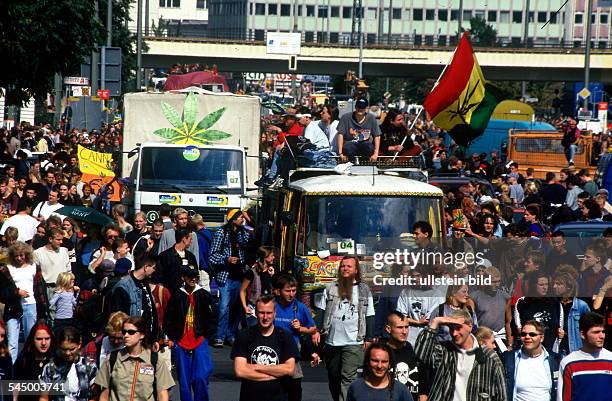 Hanfparade: Teilnehmer demonstrieren fürdie Legalisierung von Hanf alsGenussmittel - August 1998