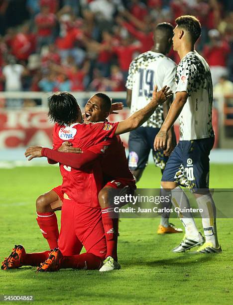 Ernesto Farias of America de Cali celebrates with teammate Alejandro Peñaranda after scoring the second goal of his team during a match between...