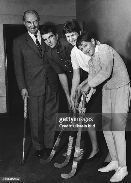 Sportler, Hockeyspieler, DErwin Keller mit seinen Kindern Carsten, Birgit und Angela - 1963