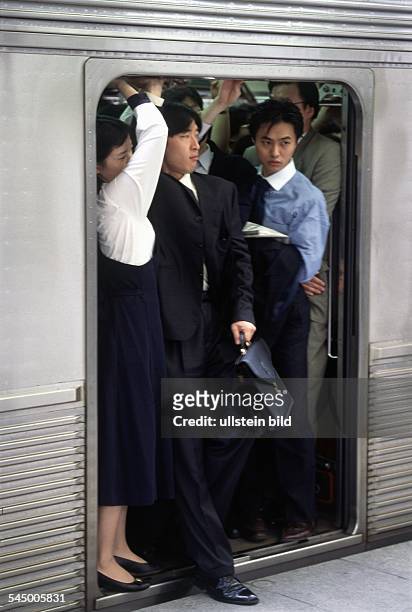 Fahrgäste in einem überfülltenU-Bahnzug vor dem Schliessen der Tür- 1998identisch mit !